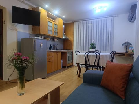 TV and multimedia, Kitchen or kitchenette, Living room, Seating area, Dining area, oven, stove