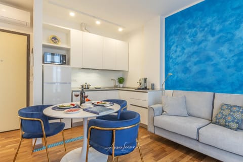 Kitchen or kitchenette, Living room, Seating area, Dining area, oven, stove