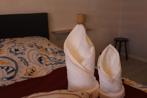 Bed, Bedroom, towels