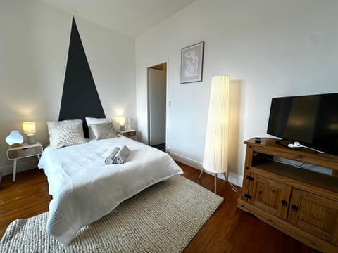 Communal lounge/ TV room, Bed, TV and multimedia, Bedroom