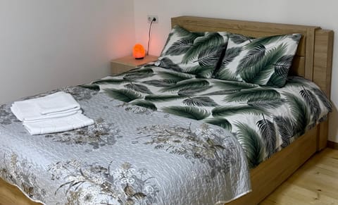 Bed, Bedroom, towels