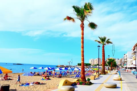 Property building, People, Natural landscape, Beach, Evening entertainment, sunbed