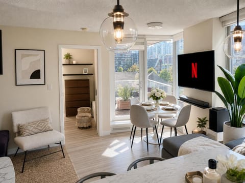 TV and multimedia, Living room, Seating area, Dining area, Evening entertainment