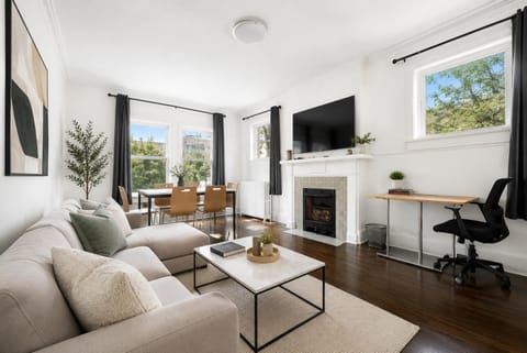 Communal lounge/ TV room, TV and multimedia, Living room, Seating area, Evening entertainment