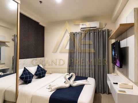 Bed, TV and multimedia, Photo of the whole room, Bedroom, towels, wardrobe, air conditioner