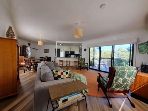 TV and multimedia, Kitchen or kitchenette, Living room, Seating area, Dining area