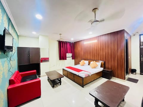 Communal lounge/ TV room, Bed, TV and multimedia, Living room, Photo of the whole room, Seating area, Evening entertainment, Bedroom, fireplace, hair dresser, wardrobe, air conditioner