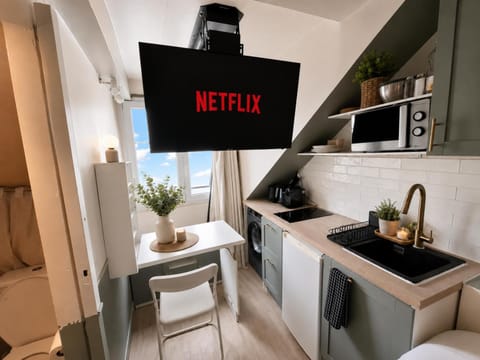TV and multimedia, Kitchen or kitchenette, Dining area, stove