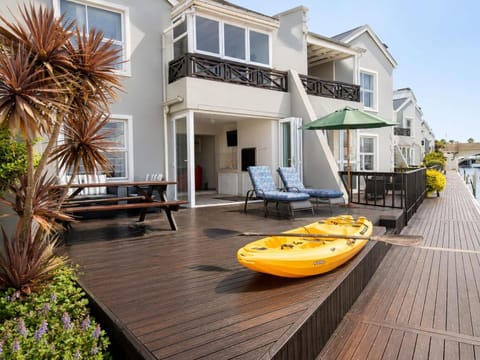Property building, Day, Balcony/Terrace, Balcony/Terrace, Canoeing