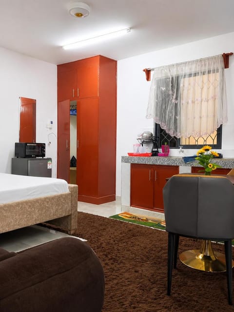 Bed, Kitchen or kitchenette, Living room, Photo of the whole room, Seating area