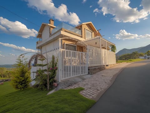 Property building, Spring, Day, Natural landscape, Mountain view