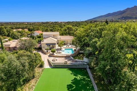 Property building, Garden, Swimming pool