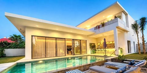 Property building, Patio, Day, Pool view, Swimming pool, sunbed