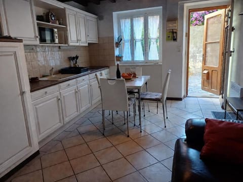 Kitchen or kitchenette, Living room, stove