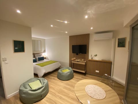 Bed, Living room, Photo of the whole room, air conditioner