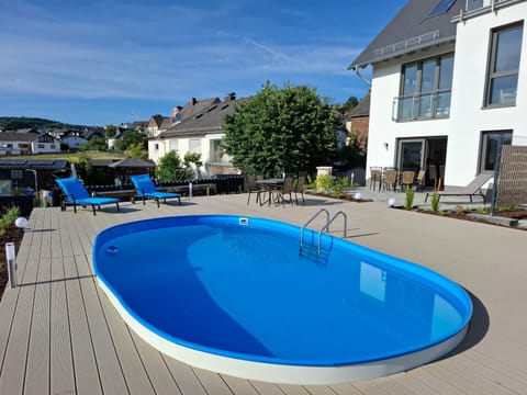 Property building, Balcony/Terrace, Swimming pool, Swimming pool, sunbed