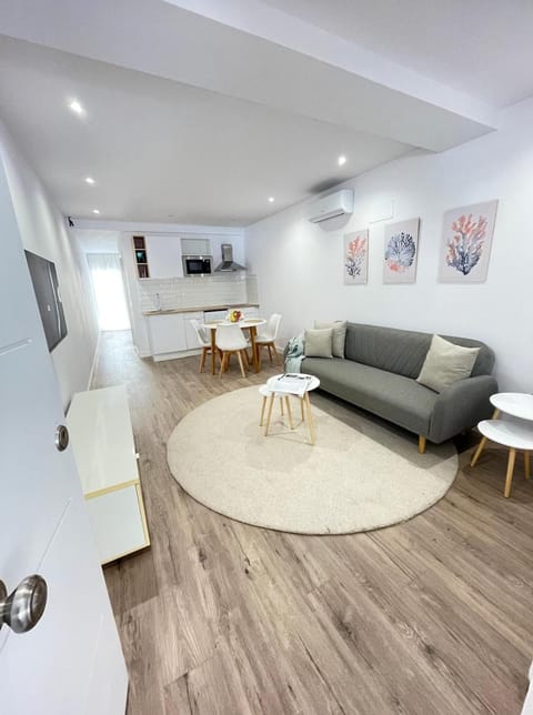 TV and multimedia, Kitchen or kitchenette, Living room, Seating area, Dining area
