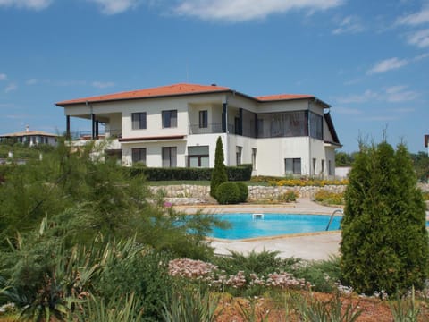 Patio, Garden, Swimming pool, Location