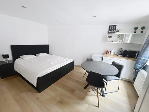 Bed, Photo of the whole room