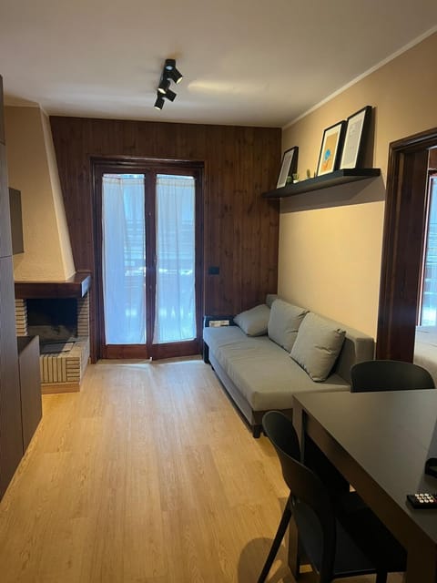 Living room, Seating area, Dining area, internet