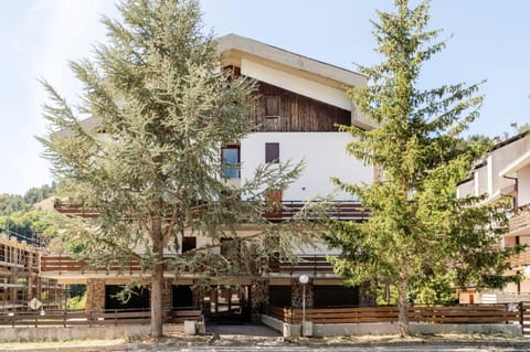 Property building, Spring, Day, Garden, Garden view