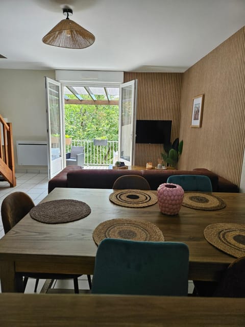 Patio, Living room, Seating area, Dining area