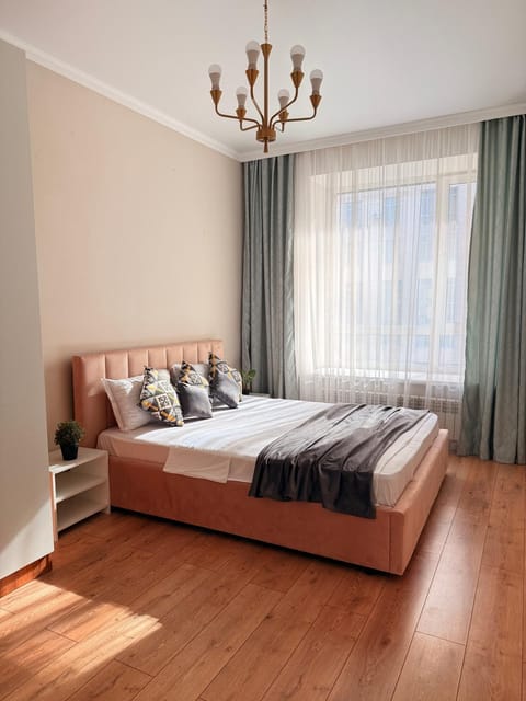Bed, Living room, Photo of the whole room, Seating area, Bedroom