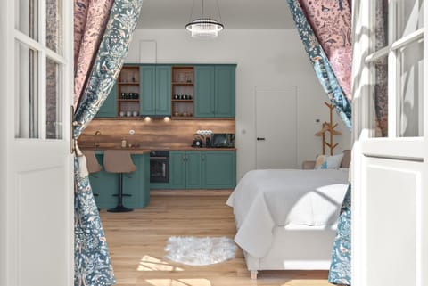 Property building, Bed, Kitchen or kitchenette, Living room, Photo of the whole room, Seating area, Bedroom