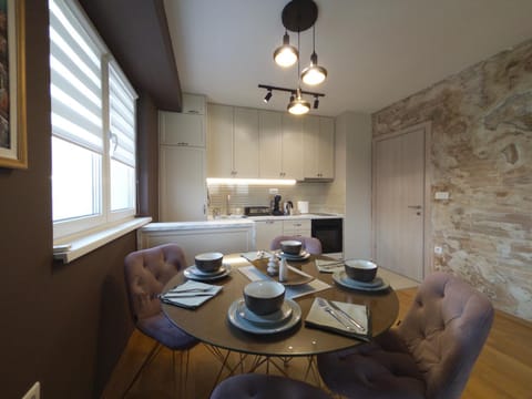 Kitchen or kitchenette, Dining area
