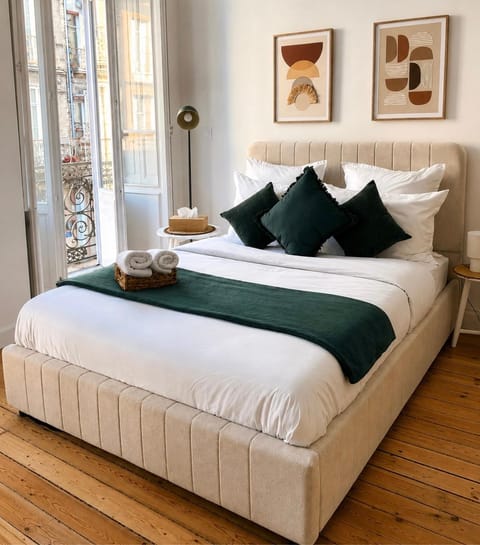 Bed, Photo of the whole room, Bedroom