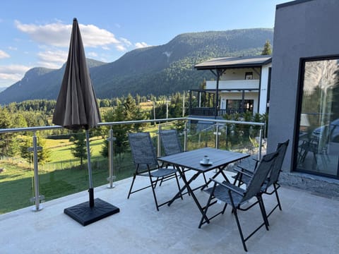 Property building, Patio, Balcony/Terrace, Dining area, Mountain view