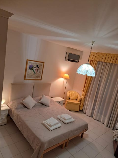 Bed, Photo of the whole room, Bedroom, air conditioner