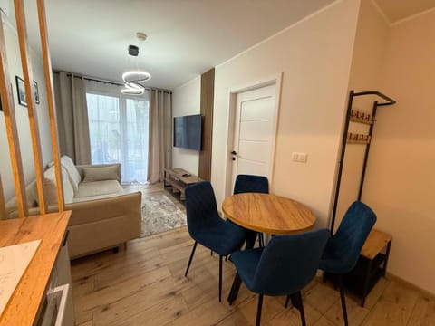 Photo of the whole room, Dining area