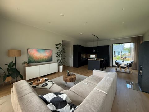 TV and multimedia, Living room, Photo of the whole room, Seating area, Dining area, Bedroom, kitchen