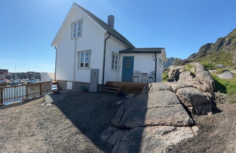 Property building, Day, Natural landscape, Mountain view, Sea view