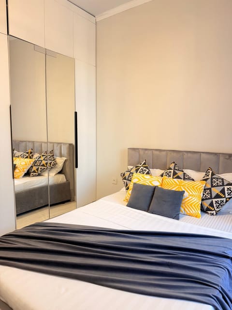 Bed, Living room, Photo of the whole room, Seating area, Bedroom