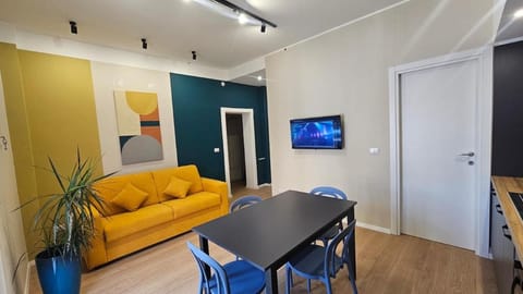 TV and multimedia, Living room, Seating area, Dining area