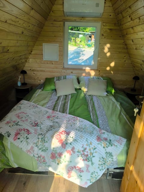 Bed, Photo of the whole room, Bedroom, air conditioner