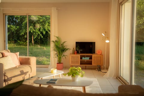 Communal lounge/ TV room, TV and multimedia, Living room, Seating area, Garden view