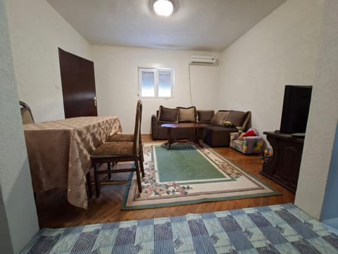 Bed, TV and multimedia, Living room, Seating area, air conditioner