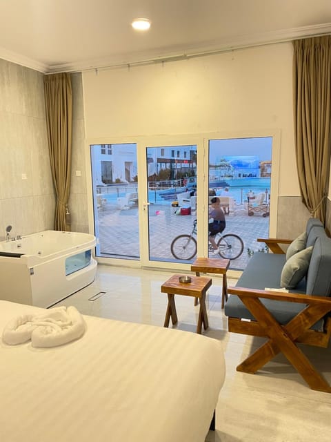 Bed, TV and multimedia, Kitchen or kitchenette, Bedroom