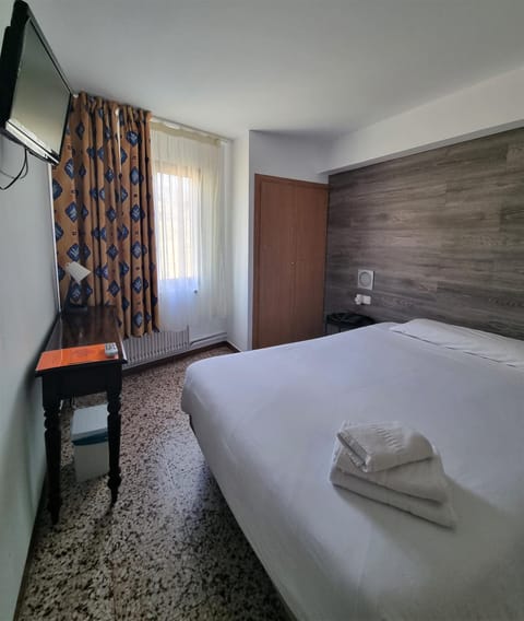 Bed, TV and multimedia, Photo of the whole room, Bedroom, hair dresser, towels