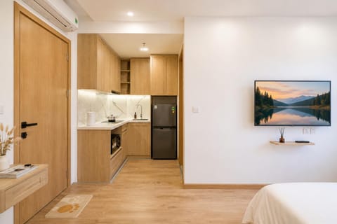Bed, TV and multimedia, Kitchen or kitchenette, Photo of the whole room, Bedroom, oven, wardrobe