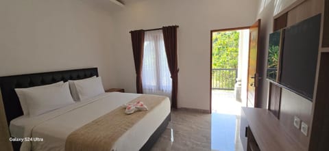 Bed, Photo of the whole room, towels