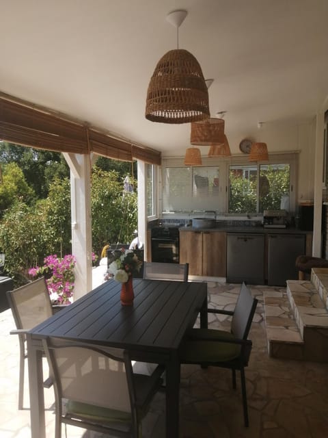 Patio, Kitchen or kitchenette, stove