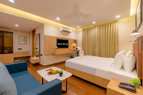 Bed, TV and multimedia, Photo of the whole room, Seating area, Bedroom, wardrobe, air conditioner