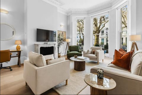 Communal lounge/ TV room, TV and multimedia, Living room, Seating area, Evening entertainment