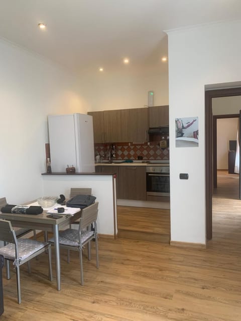 Kitchen or kitchenette, Dining area, stove