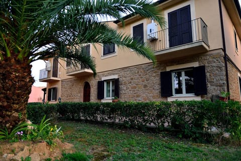 Property building, Staff, Summer, Garden, Balcony/Terrace, On site, Garden view, Landmark view