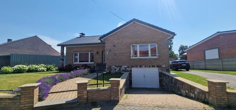 Property building, Day, Neighbourhood, Garden, Garden view, Street view, Parking